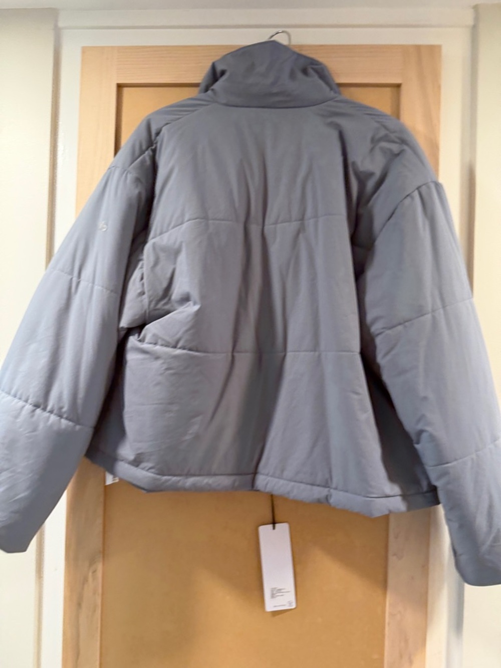 ALO Yoga women’s Gray Cropped Puffer Jacket - Picture 5 of 5